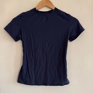 Skims Fits Everybody Short Sleeve T-Shirt in Navy, size small